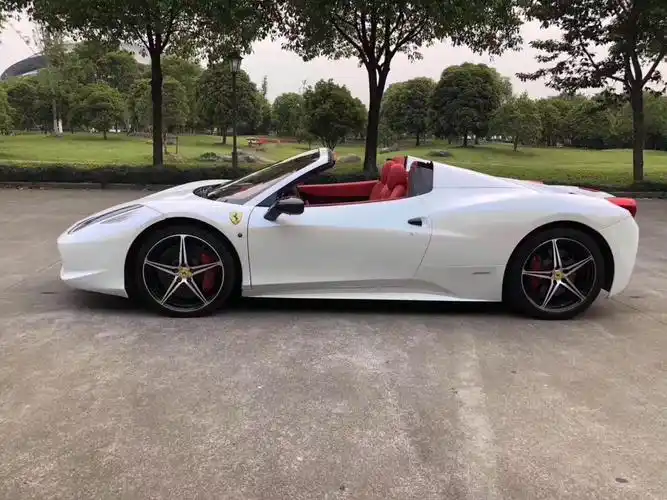 法拉利458 spider敞篷版,带着女友一定很浪漫