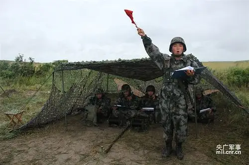 参演的第65集团军某炮兵旅一营指挥员下达射击口令.