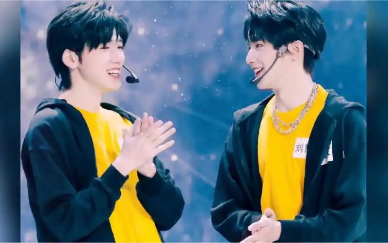 时代少年团宋亚轩刘耀文,文轩组合cp,看看吻文对轩轩有多宠爱_哔哩