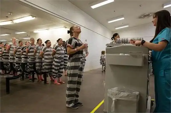 在监狱中的生活很糟糕,很多女囚们挤在一间96平方英尺的囚房中,而有