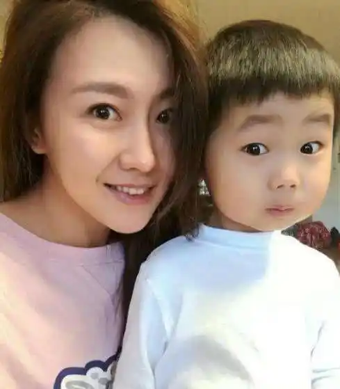 照片我们可以看出,两个人像是一个模子刻出来的,小石头长得与他像极了