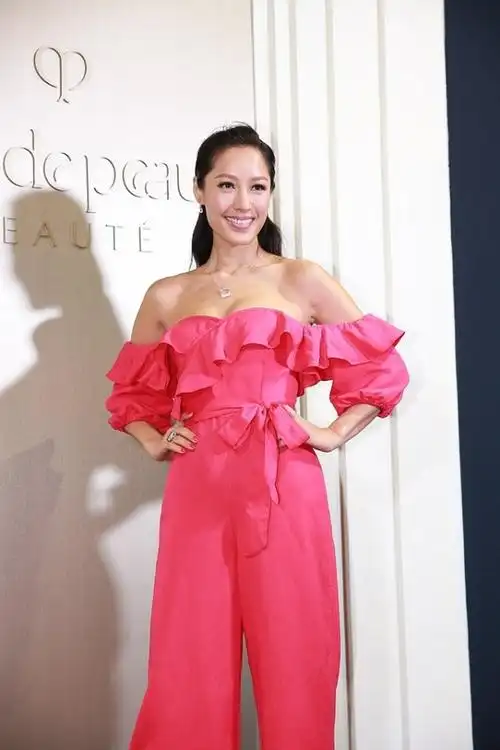 "黑美人"蒋怡真是宝刀未老,穿着抹胸的连体裤,更能显出好比例