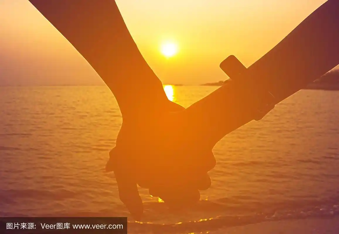 牵手浪漫的情侣剪影.