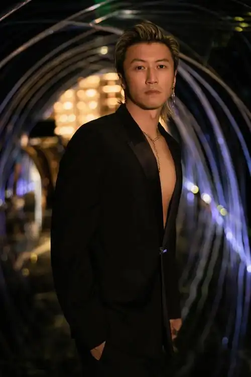 谢霆锋真空西装太顶了##电影海关战线##微博电影之夜