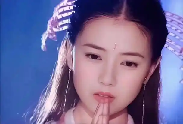 的《乌龙闯情关》堪称90后观众的一代回忆,其中剧里两位女主演霍水仙