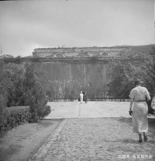 百年前明孝陵老照片:破败不堪,陵区成了庄稼地,但地宫依旧完好