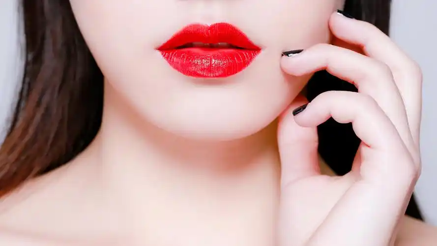 美女性感红唇唯美写真