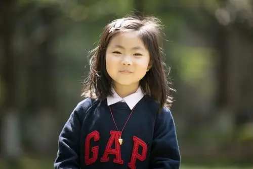 青青绿草地,纯真童颜笑,浓浓母女情.