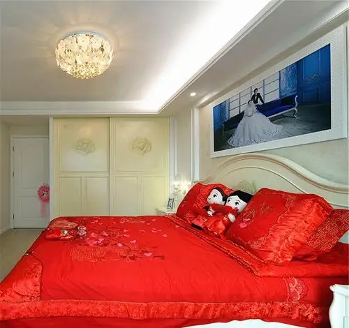 现代婚房卧室装修案例效果图