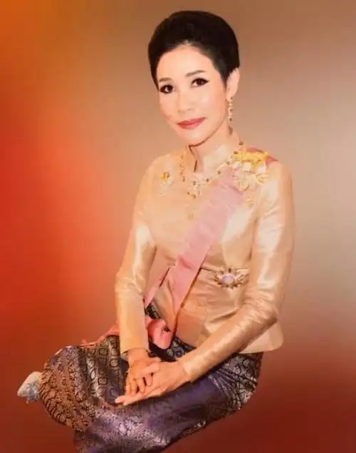 诗妮娜暂居德国行宫跟18岁提帮功交好一起支持西拉米王妃