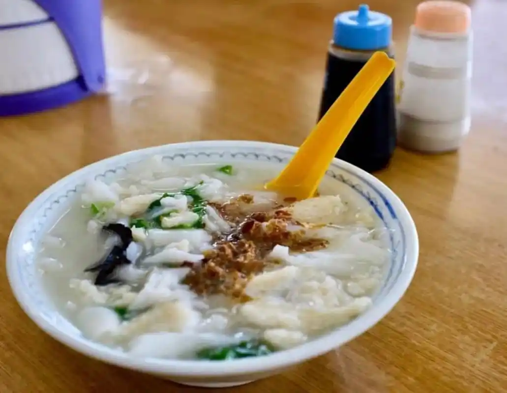 锅边糊和海蛎煎,芋粿,油条,生煎包等一起作为当地人的早餐食用.