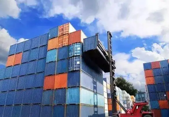 按所装货物种类分,有杂货集装箱,散货集装箱,液体货集装箱,冷藏箱集装