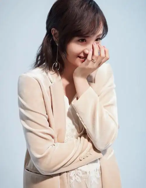 章龄之柔暖风格大片曝光展小女人的胶原美