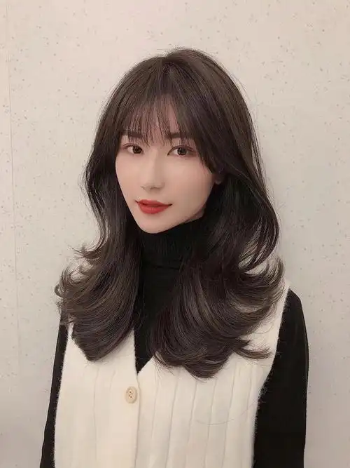 2022夏季流行显白发色黑茶棕发色