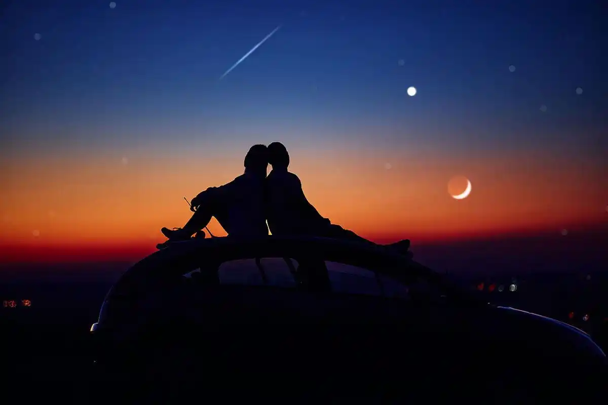 有一对情侣在公园里散步.