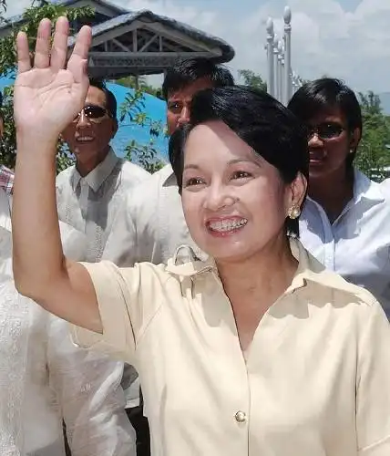 菲律宾的女强人——阿罗约获总统连任(图)