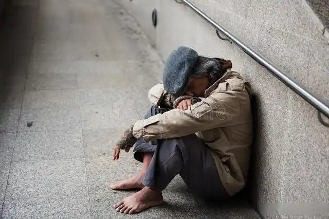 村里老爹给了乞丐一瓢水,两个红薯,乞丐报恩救全村