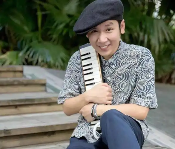 歌手石宇凡是第三季中国好声音汪峰战队学员,曾获得第十四届青年歌手