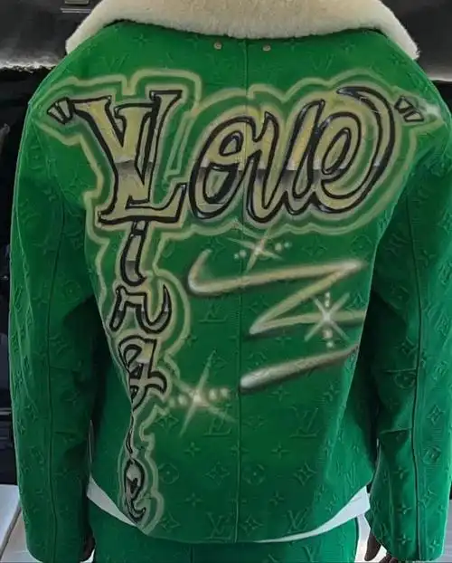 virgil巨型雕像现身lv大秀秀场细节像是3年前的映射