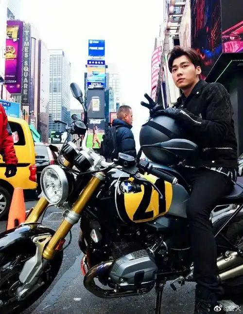男明星的机车造型
