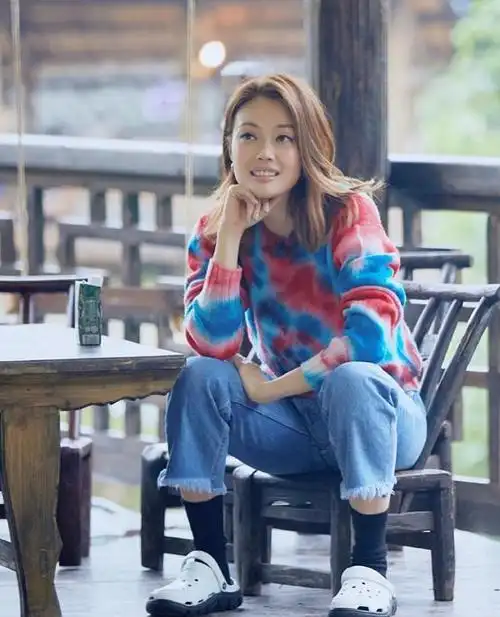 人美歌甜的容祖儿也这么会穿|背带裤|牛仔裤|休闲装|内搭_网易订阅