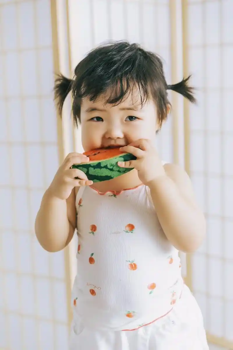 日系吃西瓜.超有镜头的小女孩 #青岛即墨明珠儿童摄影宝宝照# - 抖音