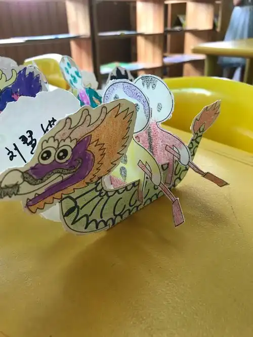 朵二班立体手工《赛龙舟》