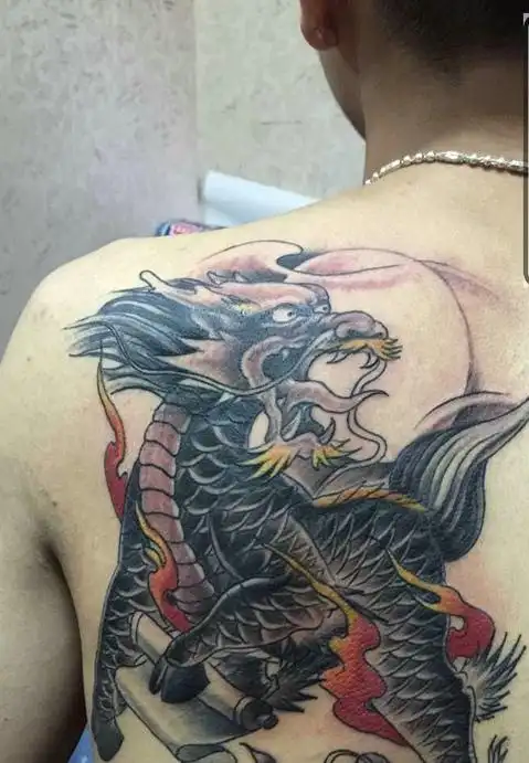 纹在后背上的麒麟纹身图案