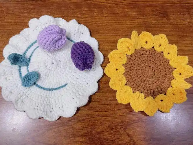 手工钩针杯垫郁金香和向日葵