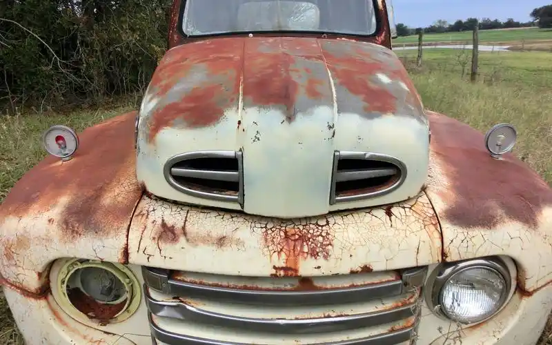 被遗弃的破烂汽车