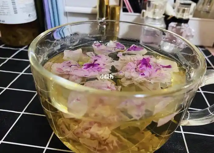 1,以80-90℃开水冲泡玫瑰花茶后,如果泡下去马上就变白了,那很有可能