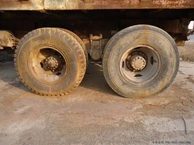 天寒地冻斗志昂探访沉睡的解放大白熊六平柴自卸车