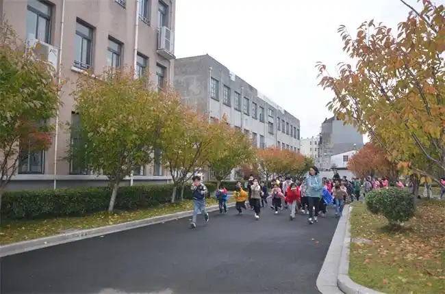 东升小学举行消防应急疏散演练