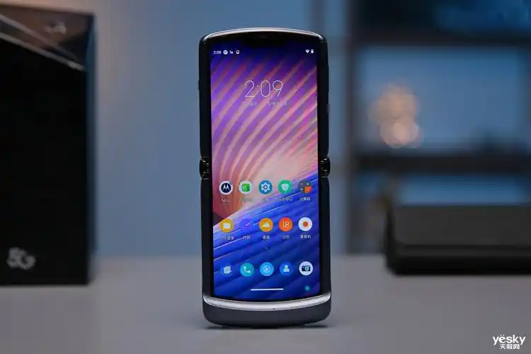 经典设计与现代科技的融合 摩托罗拉razr 5g美图赏析