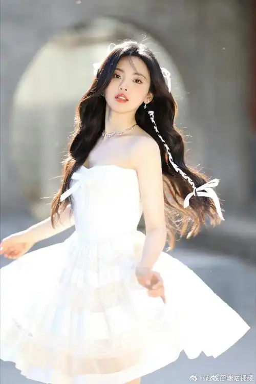 也是真诚热烈踏实进取的青年演员,祝@杨超越生日快乐98,希望超越