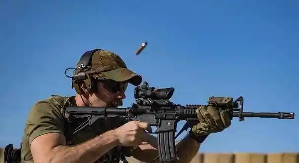 图5:m4a1的枪管就纤细一些第五,看内部结构.