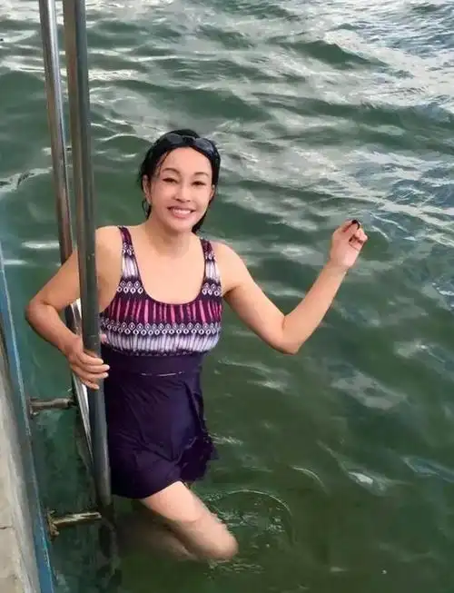 刘嘉玲和刘晓庆同穿泳装比美一个似少女一个身材走样像老奶奶