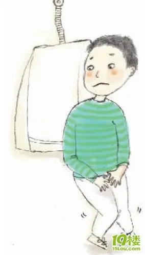 小男孩够不着都尿裤子上了