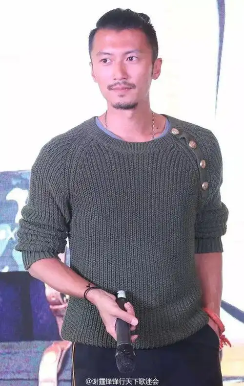 谢霆锋扎了个丸子头出席活动被曝新欢旧爱都喜欢