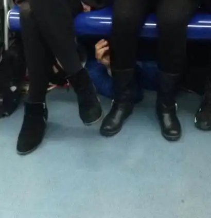 男子躲地铁车厢座位下摸女乘客大腿(图)
