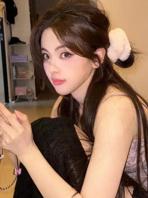 杨超越穿吊带坐地玩手机 双手托腮嘟嘴卖萌 -zaker新闻