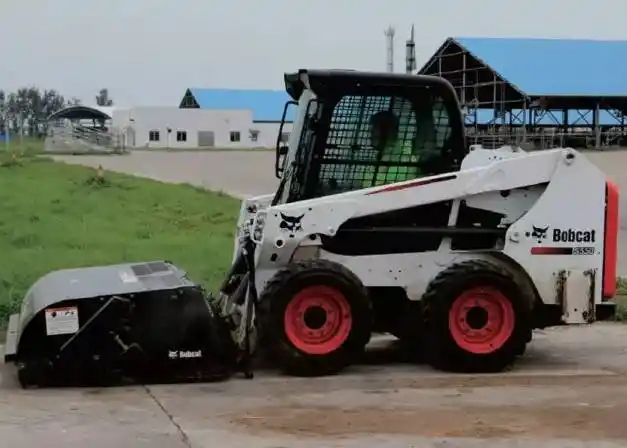 牛气冲天 山猫滑移装载机牧场好帮手!