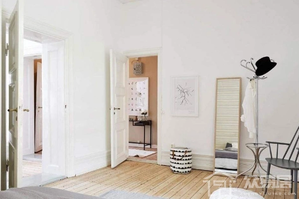 4,墙是白色,门,门套,踢脚线喷上白色聚脂漆,调配起来给人新鲜直爽的