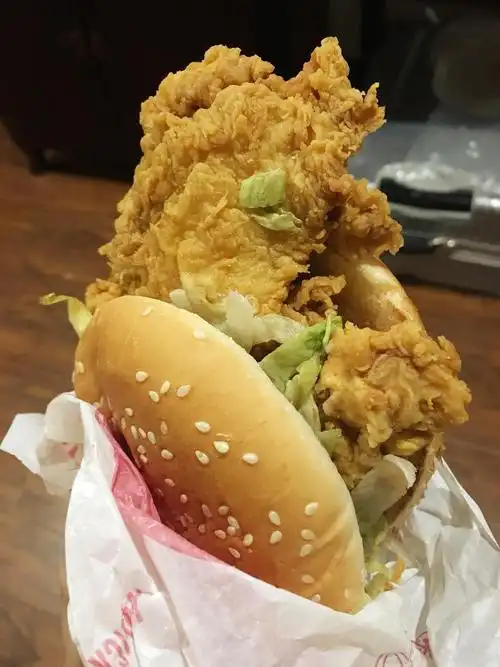 麦当劳第二波.买了个麦辣鸡腿堡,拿到手后怀疑自己.