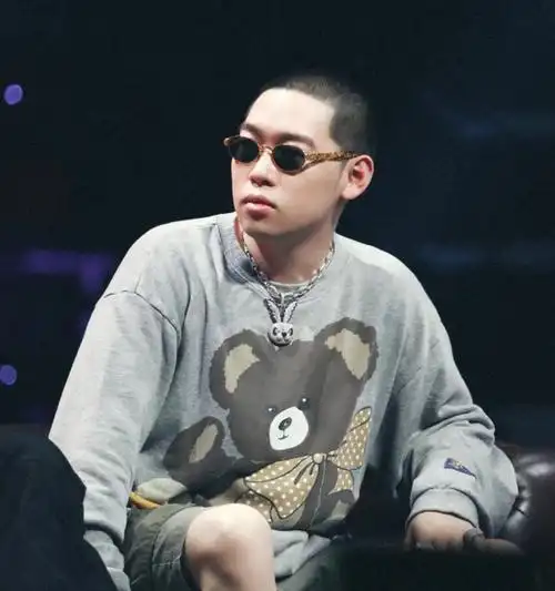 才华无限,实力出众,舞台炸裂……他就是中国内地说唱歌手--弹壳.