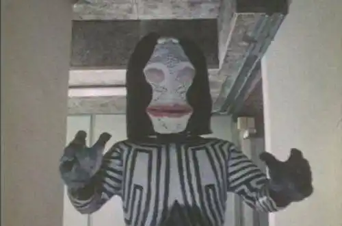 被派遣到地球收集人类标本的宇宙人,编号为达达271号,拥有三张不同的