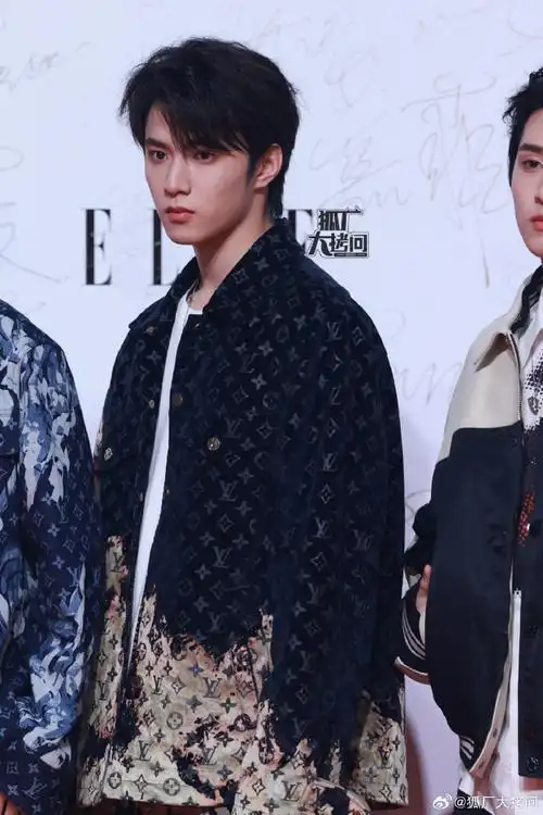 时代少年团介绍澳门演唱会亮点#刘耀文elle红毯生图来啦,气场拉满