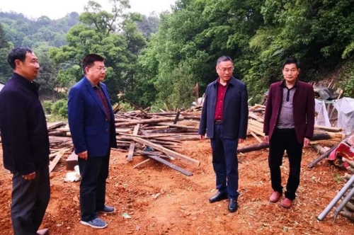 近日,平江县人大常委会主任黎耀辉到瓮