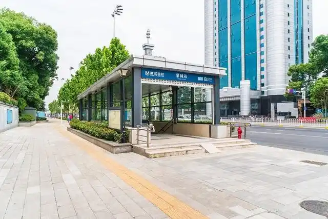 地铁口停自行车考验城市管理智慧