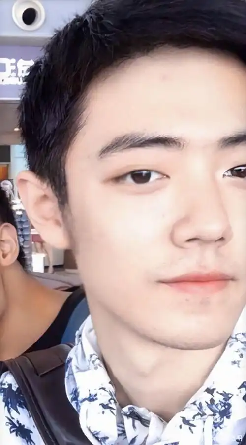 肖战军旅剧寸头让粉丝心痒难耐解渴肖战早期寸头高清照被挖出